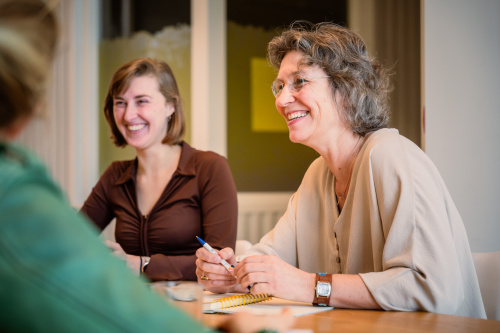 Verloskundigen zijn in overleg en lachen