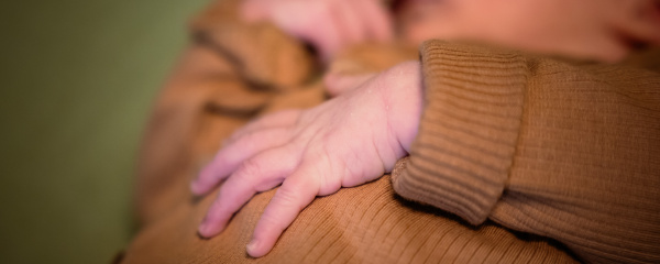 Baby met de focus op zijn handje